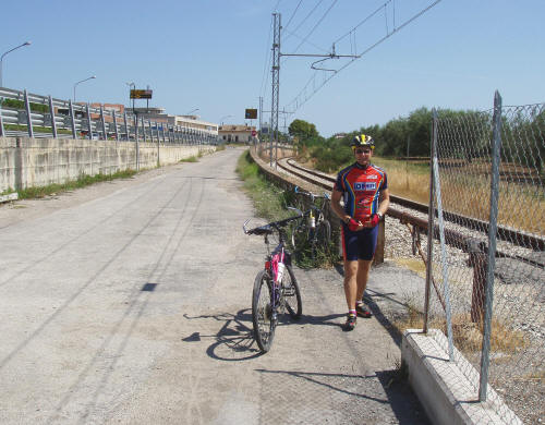 Il tratto dismesso della statale 80 nei pressi del ponte Fiumicino a  San Nicol a Tordino 